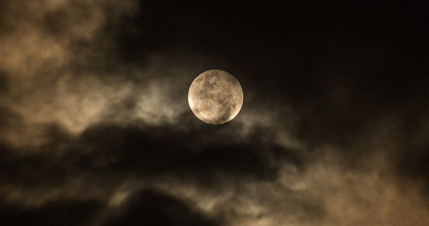 Superluna roz, cea mai mare și mai strălucitoare Lună Plină din an, nu este chiar roz | DeStiut.ro