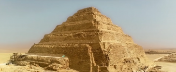 Piramida lui Djoser, cea mai veche piramidă din lume, adesea umbrită de Piramidele din Giza